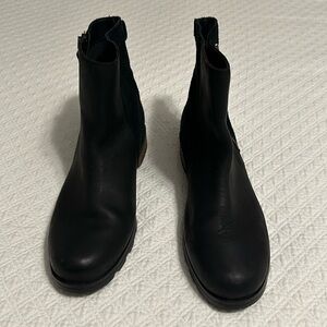 Sorel Women’s Black leather and suede waterproof boots, size 10 like new